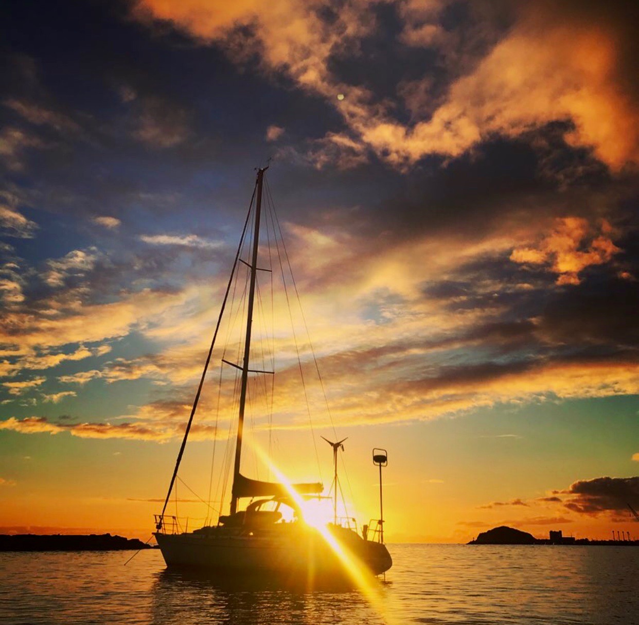 Champaign with Sunset on Waikiki Sailing Tours